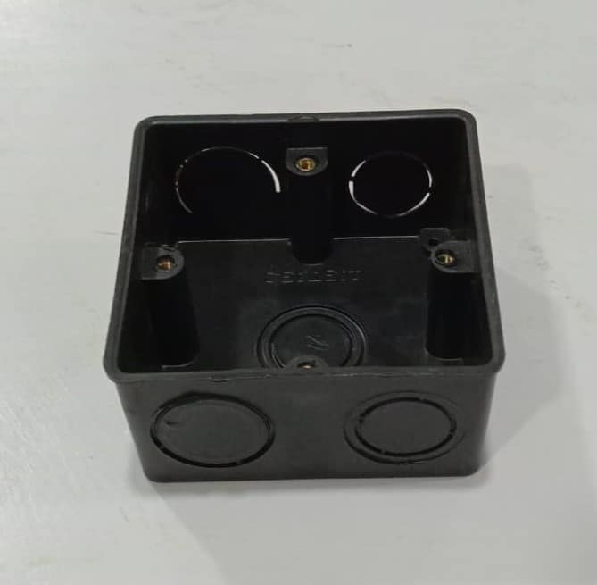 SINGLE BOX A compact electrical conduit box for protecting wiring connections, ideal for single entries in various installations.
